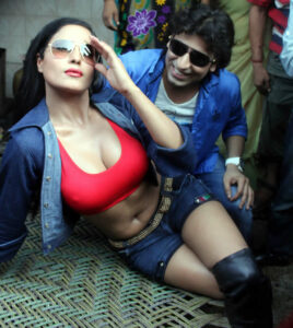 Veena Malik and Rajan Vermato Promote their Movie Ziindagi 50-50 in Kamathipura