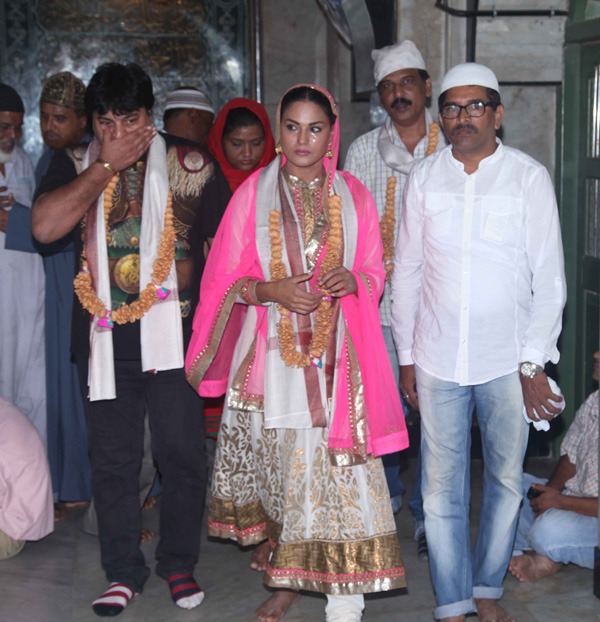 Veena Malik with Ravi Ahlawat at Mahim Dargah