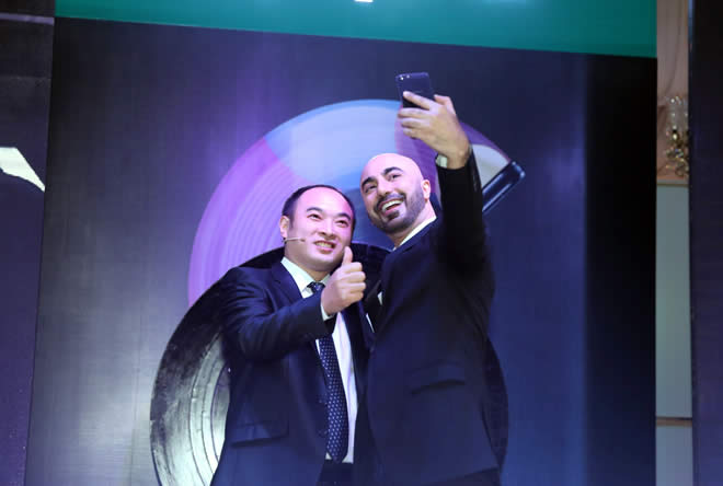 hsy-oppo-classic-black-f1s-launch