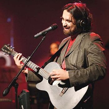 Ali Noor Makes Int. Debut Song 'Shut the World Out'