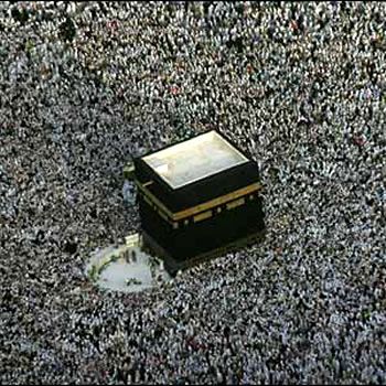 Celebrities in troupes make their way to Hajj