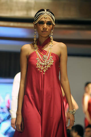 Fashion Model Tooba at Taiba Gold and Diamond Jewellery Collection