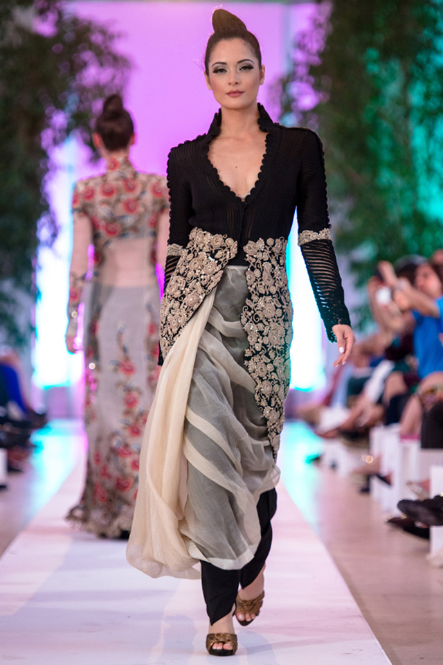 Anamika Khanna Couture: Thương hiệu thời trang đến từ Ấn Độ này đã gây ấn tượng mạnh với những thiết kế sang trọng, tinh tế và đầy phá cách. Với sự kết hợp giữa truyền thống và hiện đại, Anamika Khanna Couture luôn tạo ra sự khác biệt và thu hút được sự quan tâm của giới mộ điệu thời trang. Hãy xem ngay hình ảnh về các thiết kế của thương hiệu này để cảm nhận sắc thái của nó nhé!