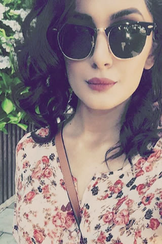 Actress Kubra Khan