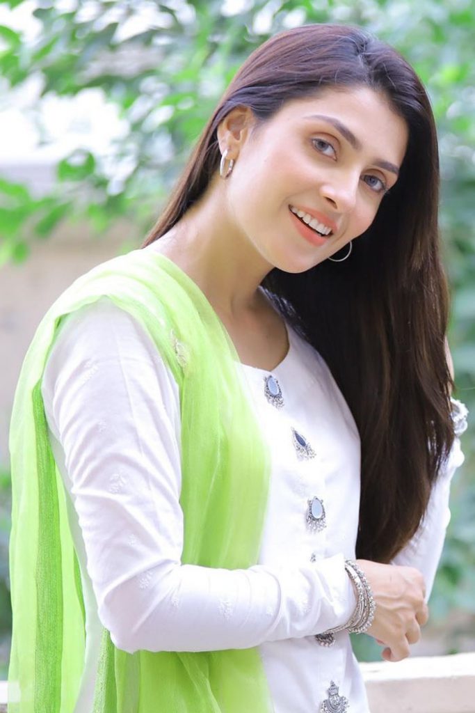 Ayeza Khan Says It's Difficult to Play 2 Roles At Same Time